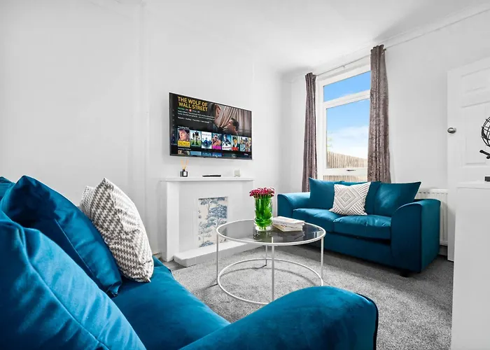 Recently Renovated 3 Bedroom House - Parking - Garden - Excellent Location - Top Rated - 181A