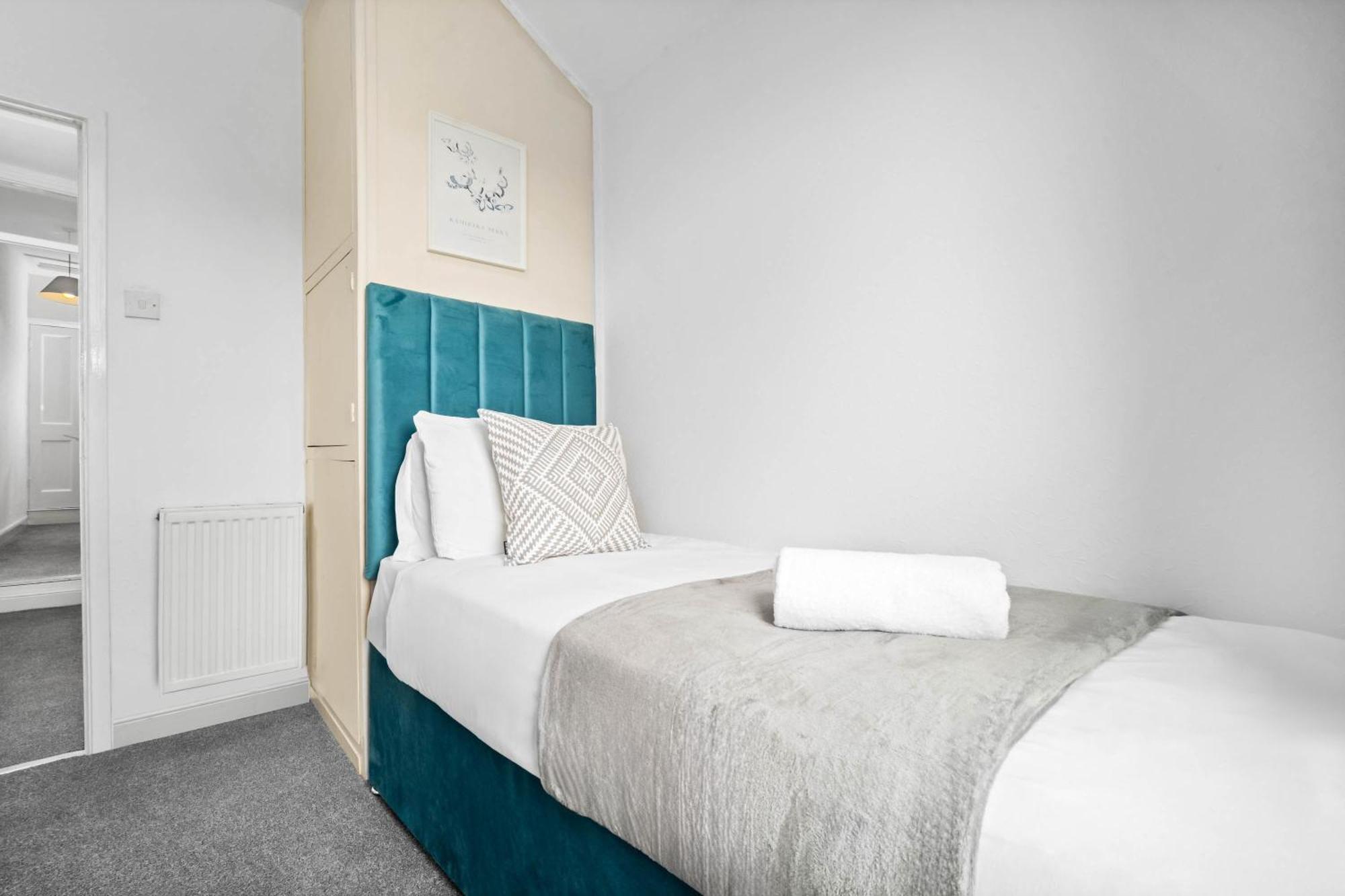 Recently Renovated 3 Bedroom House - Parking - Garden - Excellent Location - Rated - 181a Holiday home *