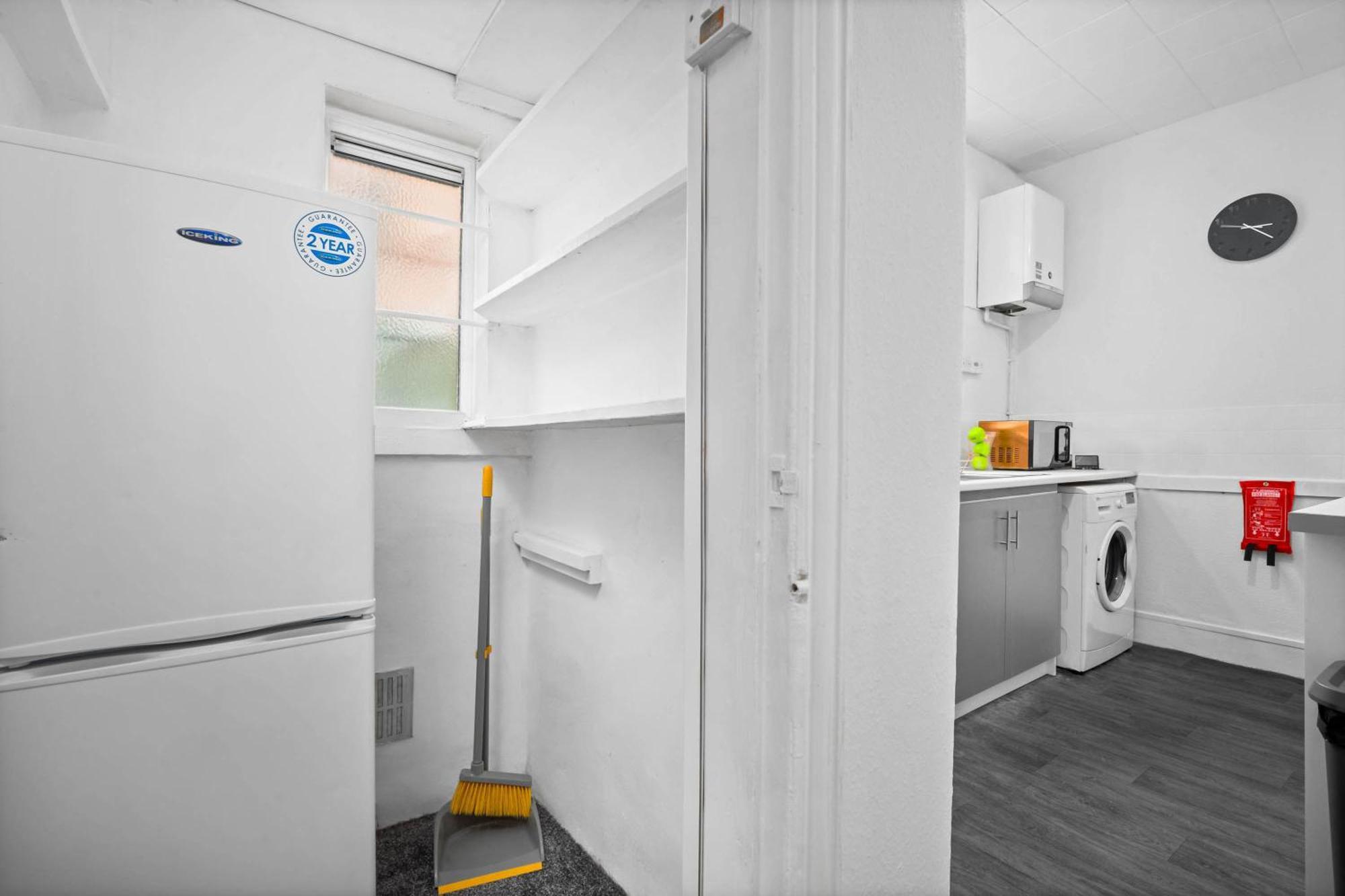 Recently Renovated 3 Bedroom House - Parking - Garden - Excellent Location - Rated - 181a *