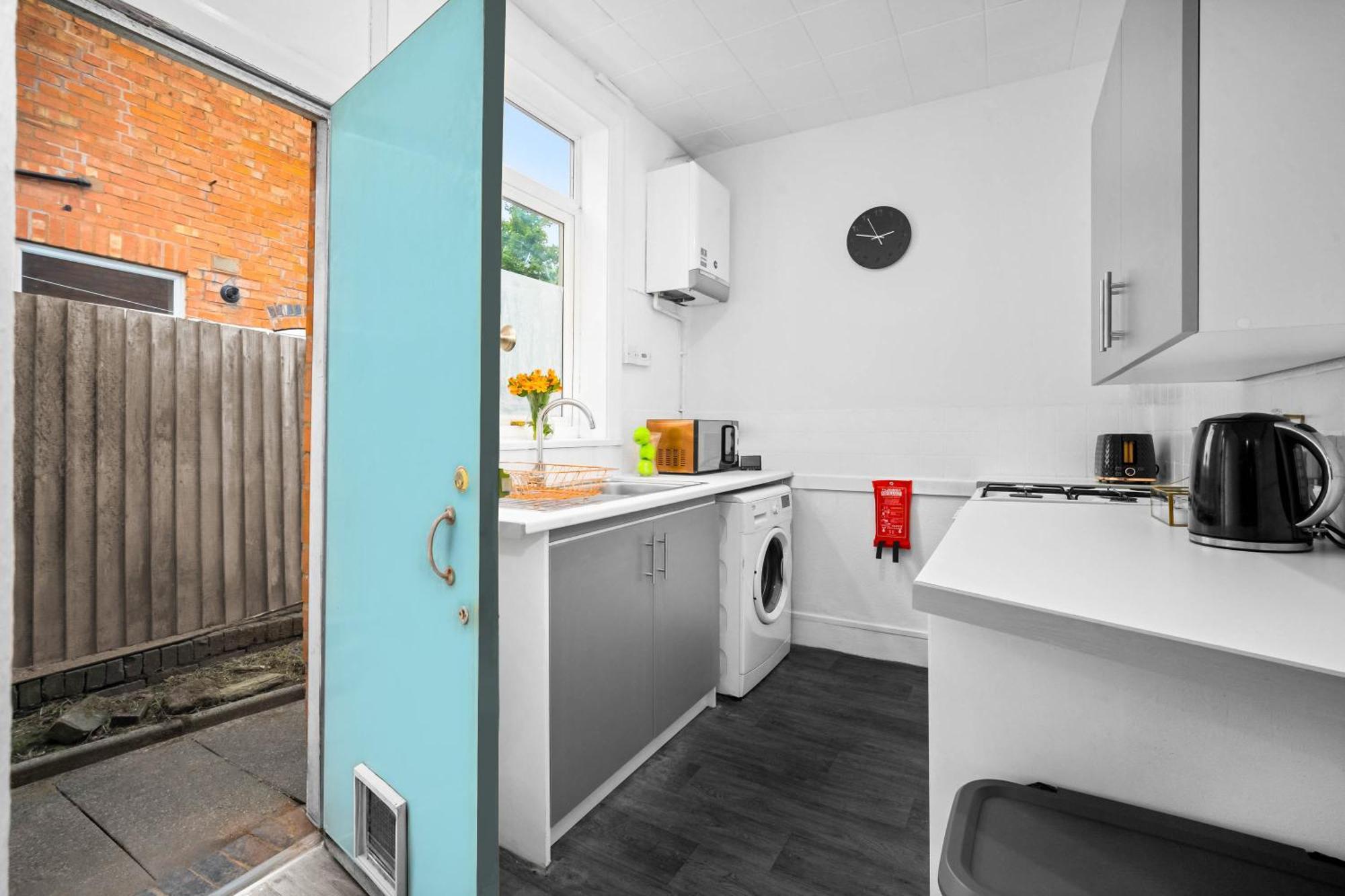 Recently Renovated 3 Bedroom House - Parking - Garden - Excellent Location - Rated - 181a Holiday home