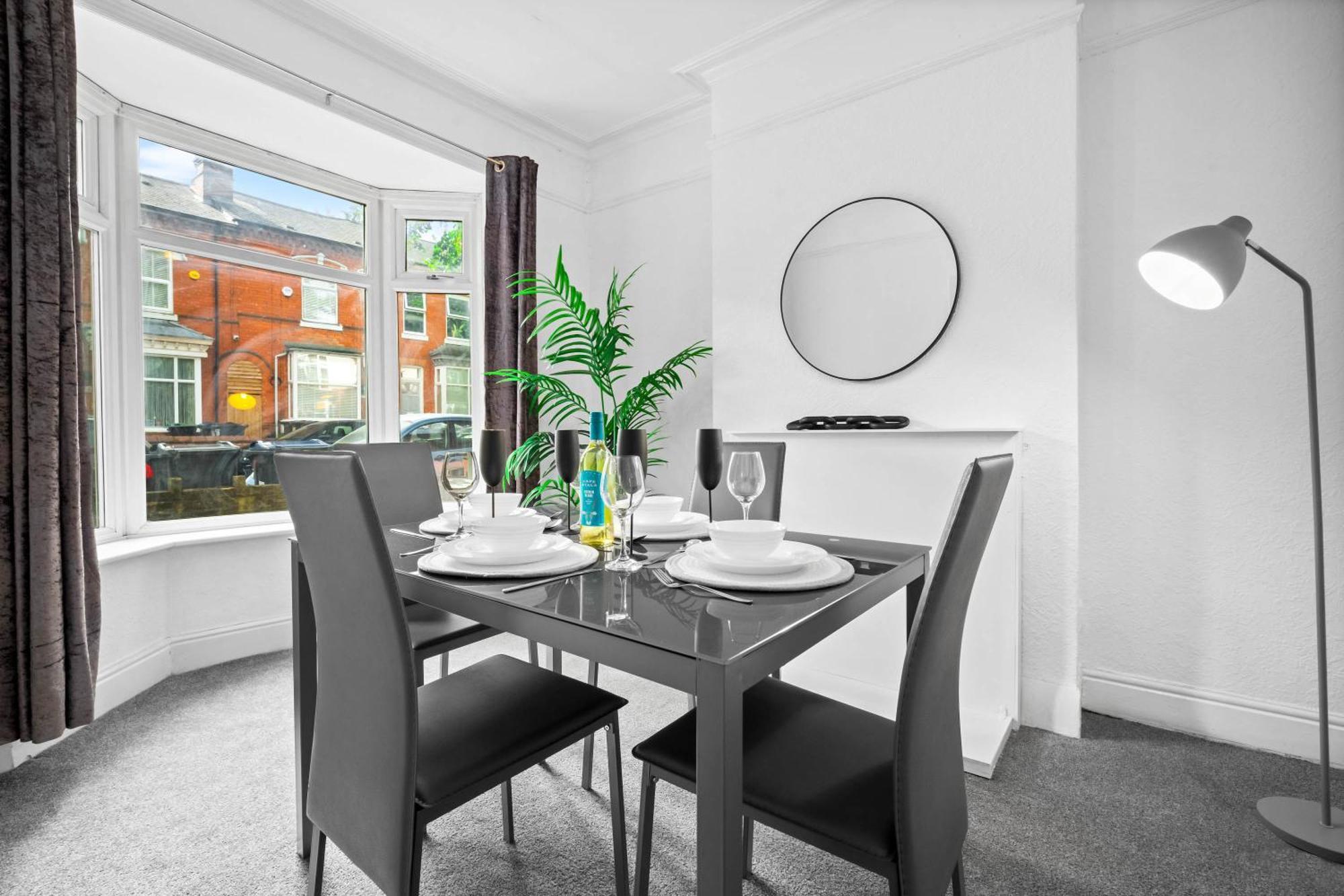Holiday home Recently Renovated 3 Bedroom House - Parking - Garden - Excellent Location - Rated - 181a