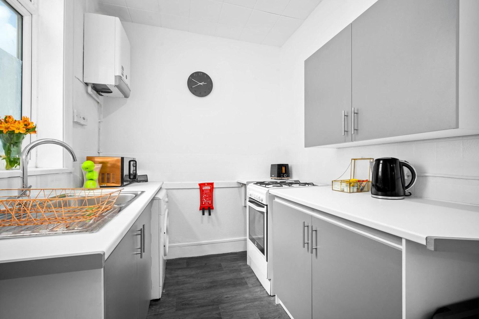 Recently Renovated 3 Bedroom House - Parking - Garden - Excellent Location - Rated - 181a